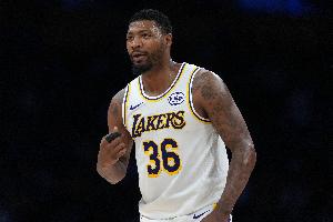 斯玛特：能得到教练和队友信任非常棒 我在场充当四分卫团结队友