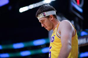 不想拿大合同！里夫斯13中5拿17分9助 5次失误非常辣眼