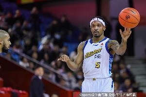 神兵天降！次节小巴里·布朗10中9轰23分 深圳全队22分